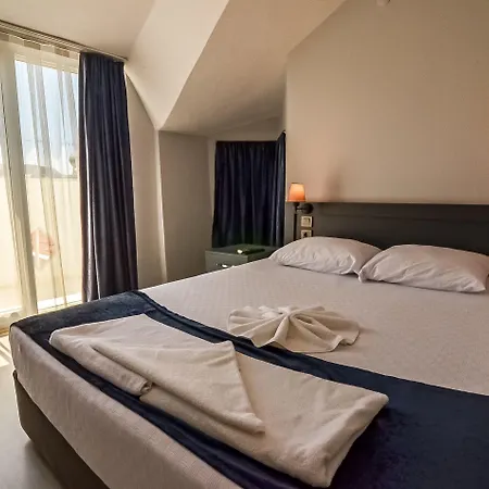 Berry Bella Hotel *